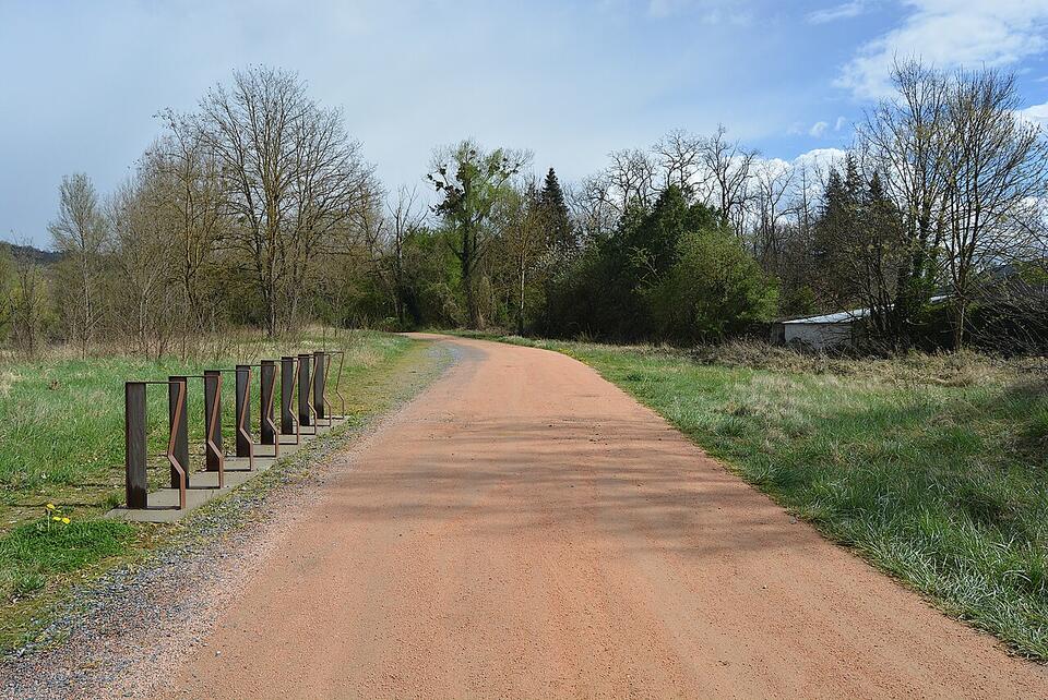 Chemin de la Via Allier entre prés et arbres, près d'Hauterive (Allier)