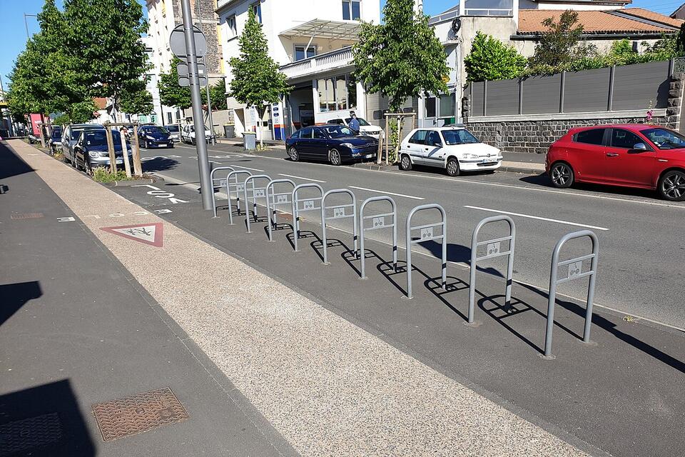 Piste cyclable sur trottoir et arceaux vélo, rue Anatole-France à Clermont-Ferrand