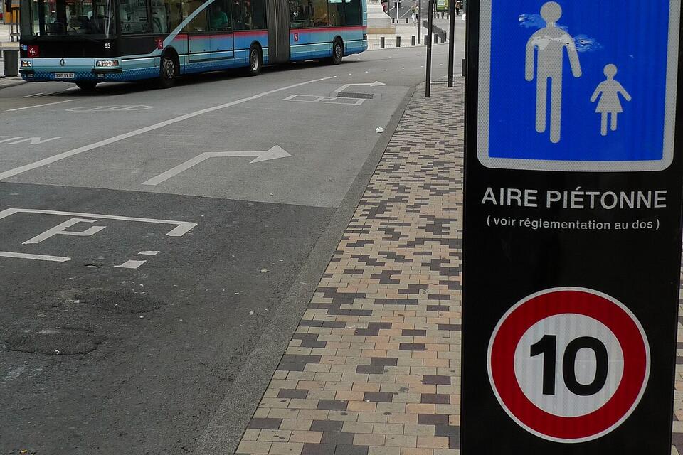 Panneau « Aire piétonne » limitée à 10 km/h, place de Jaude à Clermont-Ferrand