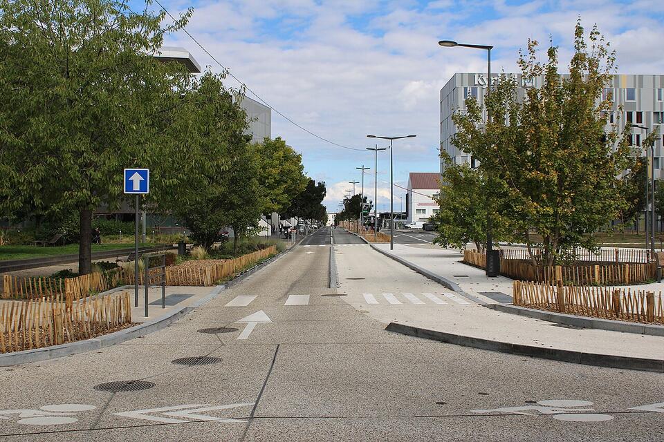 Piste cyclable bidirectionnelle de la rue Lucie-et-Raymond-Aubrac à Clermont-Ferrand